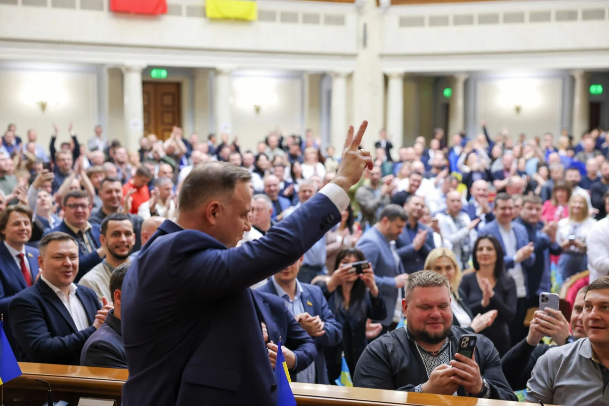 "Tylko Ukraina ma prawo decydować o swojej przyszłości" - mówił w ukraińskim parlamencie polski prezydent. Andrzej Duda jest pierwszym zagranicznym przywódcą, który wygłosił przemówienie w Radzie Najwyższej Ukrainy od rozpoczęcia rosyjskiej inwazji 24 lutego.