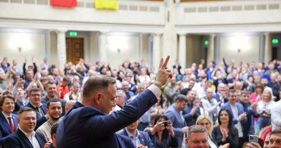 "Tylko Ukraina ma prawo decydować o swojej przyszłości" - mówił w ukraińskim parlamencie polski prezydent. Andrzej Duda jest pierwszym zagranicznym przywódcą, który wygłosił przemówienie w Radzie Najwyższej Ukrainy od rozpoczęcia rosyjskiej inwazji 24 lutego.