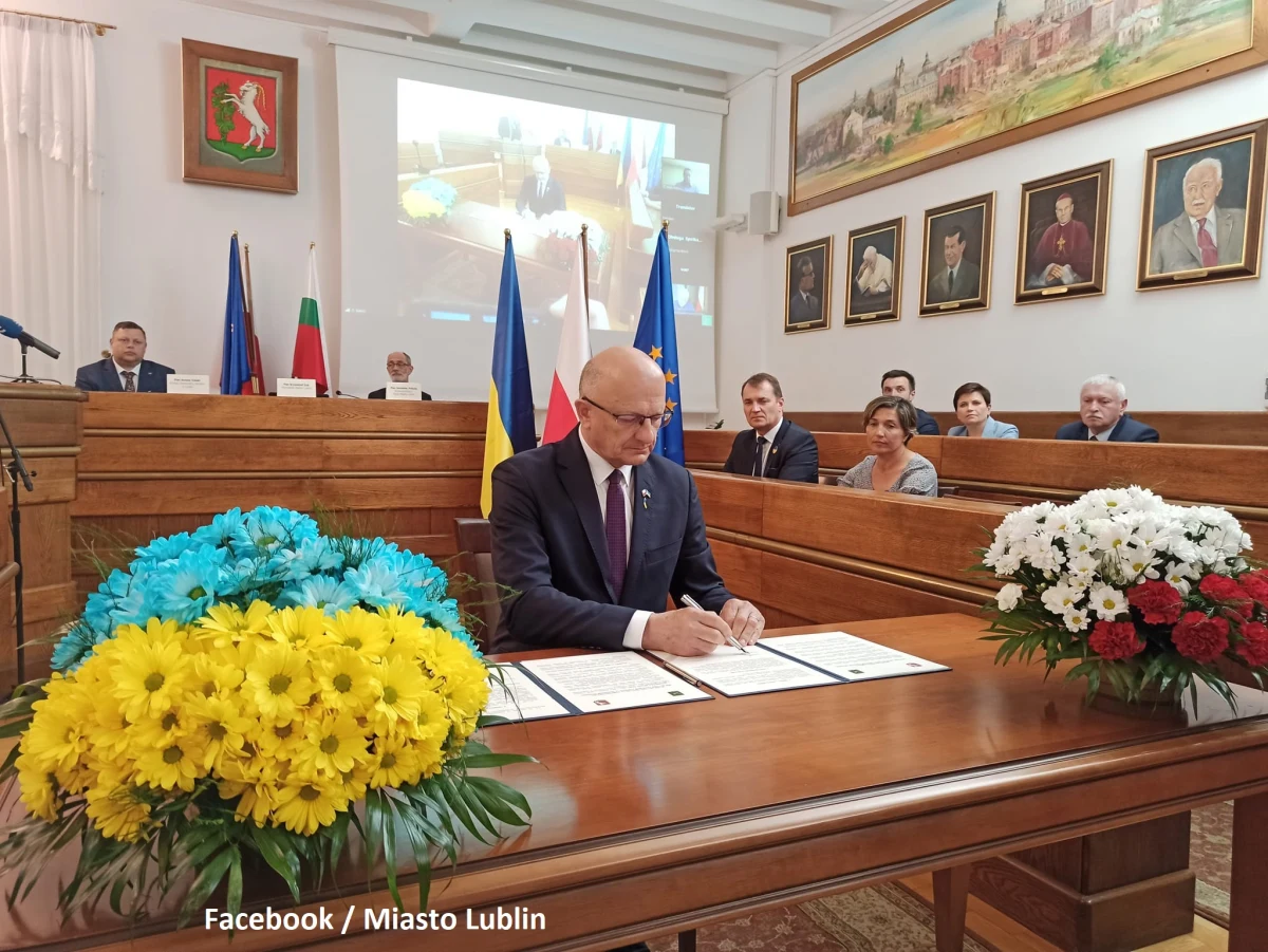 Prezydent Lublina Krzysztof Żuk oraz mer Charkowa Ihor Terekhov podpisali w sobotę umowę o partnerstwie Lublina i Charkowa. Uroczystość odbyła się w formule online w sali obrad Rady Miasta Lublin w Ratuszu.