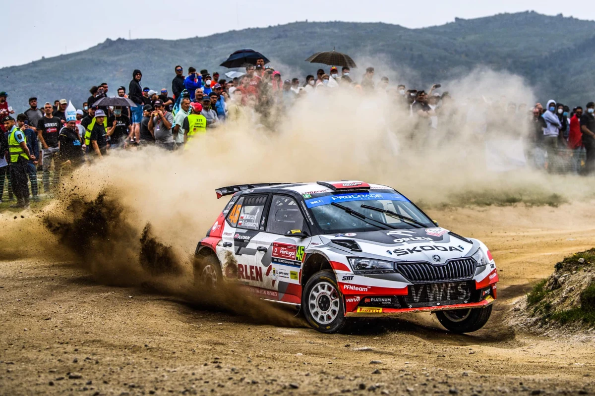 Załoga Miko Marczyk i Szymon Gospodarczyk zajęła 4. miejsce w klasyfikacji WRC2 Rajdu Portugalii! To najlepszy wynik tego duetu w debiutanckim sezonie w mistrzostwach świata. Panowie notują też 2. miejsce w klasyfikacji juniorskiej WRC2. Polska załoga startuje w tym sezonie z logo RMF FM na sowim aucie.
