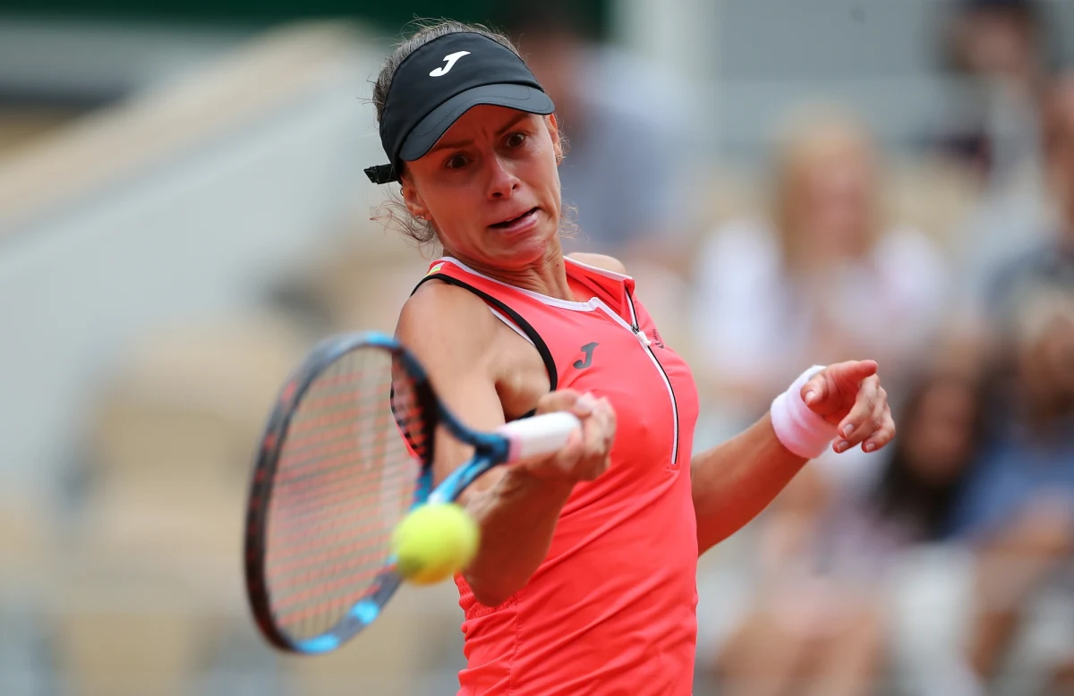 "Wiedziałam, że dostanę swoją szansę, jak tylko będę cały czas drążyć" - powiedziała PAP Magda Linette. W niedzielę polska tenisistka sprawiła dużą niespodziankę eliminując rozstawioną z numerem szóstym Tunezyjkę Ons Jabeur w pierwszej rundzie wielkoszlemowego French Open.