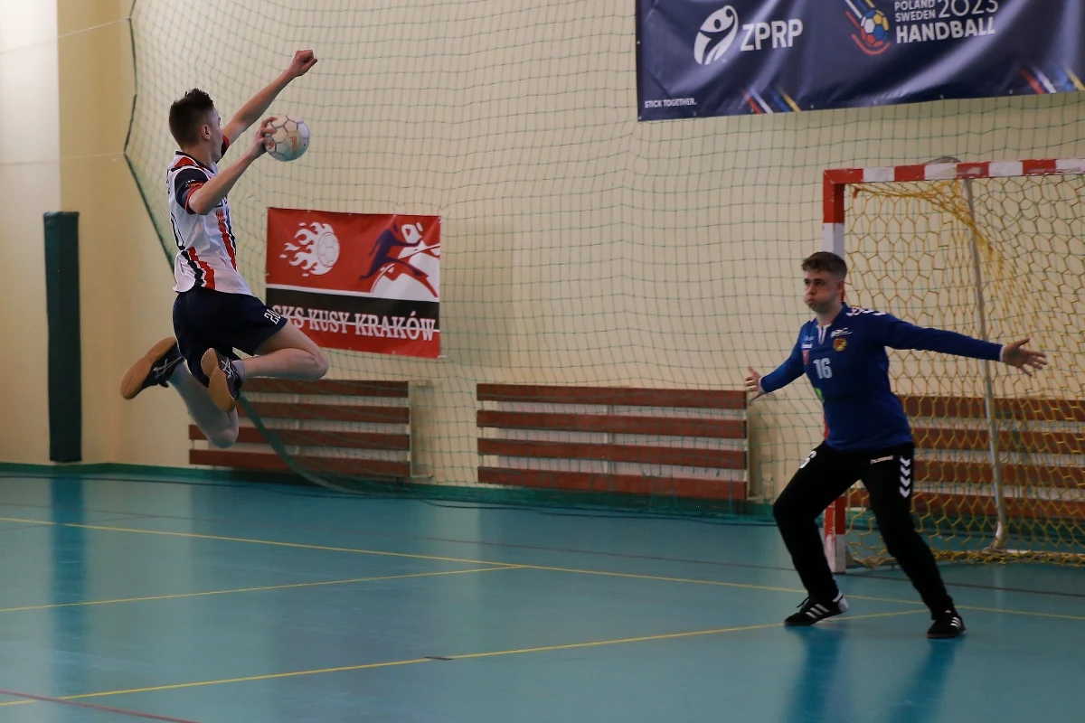 Piłkarze ręczni MSPR Siódemki Huras Legnica najlepsi w turnieju o Puchar Związku Piłki Ręcznej w Polsce rozgrywanym w Ostrołęce. Podopieczni trenera Zygmunta Woźniczka wygrali w finale z MKS-em Poznań 28:27 i zdobyli Puchar ZPRP Młodzików. Gospodarze turnieju UKS Diament Ostrołęka zajęli piąte miejsce.