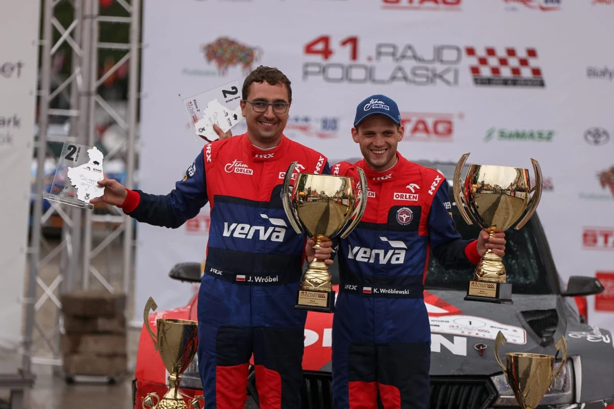 Kacper Wróblewski i Jakub Wróbel pozostają liderami Rajdowych Samochodowych Mistrzostw Polski! Załoga skody zajęła dziś drugie miejsce w 41. Rajdzie Podlaskim, przegrywając jedynie ze szwedzkim duetem – Tom Kristensson i Andreas Johansson.
