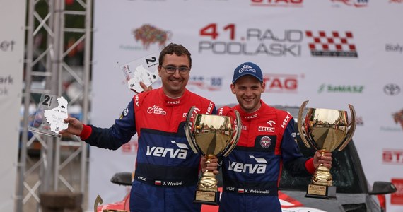 Kacper Wróblewski i Jakub Wróbel pozostają liderami Rajdowych Samochodowych Mistrzostw Polski! Załoga skody zajęła dziś drugie miejsce w 41. Rajdzie Podlaskim, przegrywając jedynie ze szwedzkim duetem – Tom Kristensson i Andreas Johansson.
