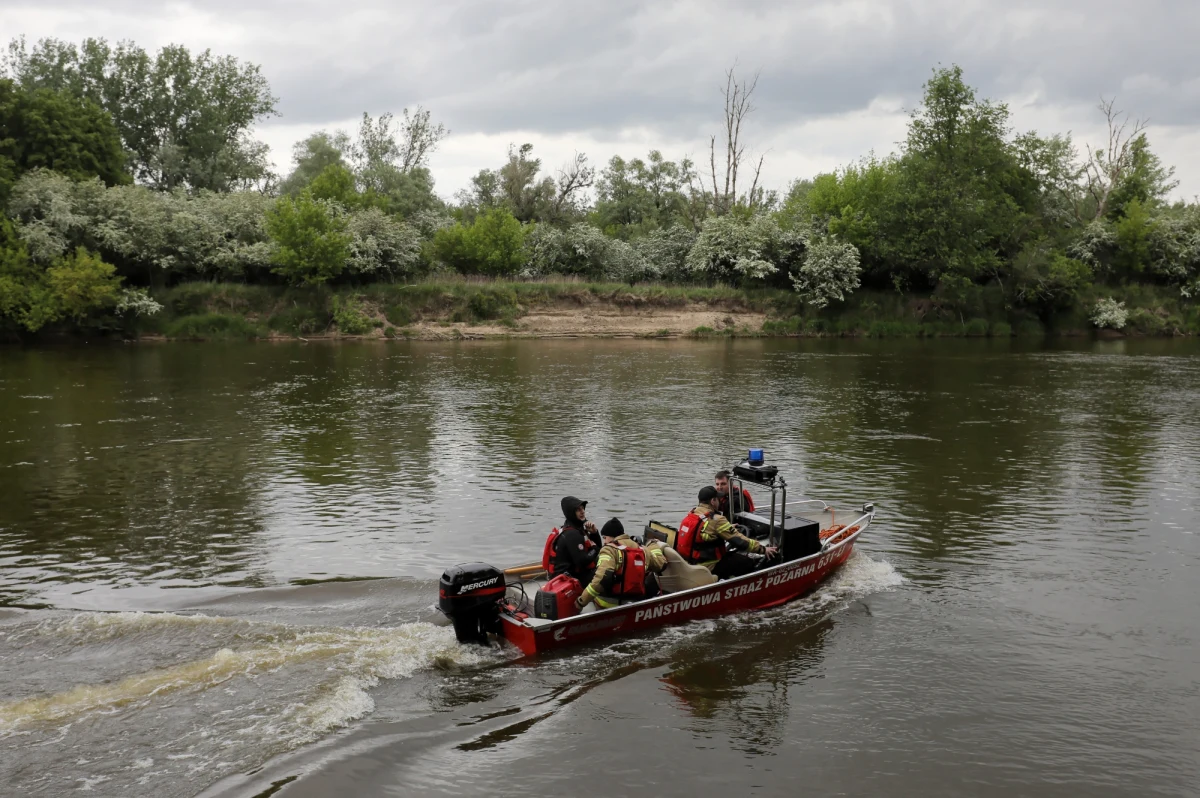 ​Trwają poszukiwania 40-latka, który w sobotę wieczorem wpadł do Wisły w gminie Brochów (woj. mazowieckie). Zalana wodą łódka z trzema mężczyznami i 8-letnim chłopcem zaczęła tonąć. Trzem osobom udało się dopłynąć do małej wysepki na rzece i wezwać pomoc.