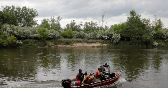 ​Trwają poszukiwania 40-latka, który w sobotę wieczorem wpadł do Wisły w gminie Brochów (woj. mazowieckie). Zalana wodą łódka z trzema mężczyznami i 8-letnim chłopcem zaczęła tonąć. Trzem osobom udało się dopłynąć do małej wysepki na rzece i wezwać pomoc.