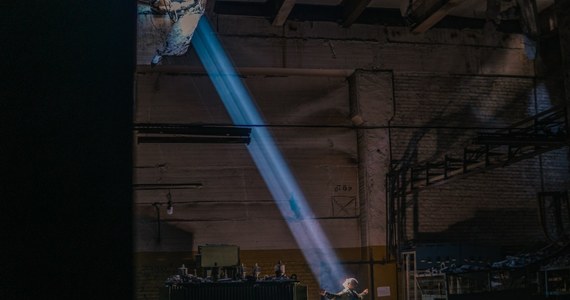 Rozłożył ręce jak Chrystus i czeka w poszarpanym bombami hangarze. Z dziury w dachu pada oślepiający strumień niebieskiego światła. Przeszywa go na wylot, ale on dalej stoi. Oczy ma zamknięte. Patrzy wprost w rozstępujące się niebo. To zdjęcie wykonał Dima Kozacki, żołnierz broniący od ponad 80 dni zakładów metalurgicznych w Mariupolu. Był nieformalnym fotografem jego obrońców. Kronikarzem bohaterskiej walki. „Cóż, to wszystko. Dziękuję za schronienie – to miejsce mojej śmierci i mojego życia” – napisał na Twitterze. To jego ostatni wpis. Wraz z innymi żołnierzami trafił do rosyjskiej niewoli. 