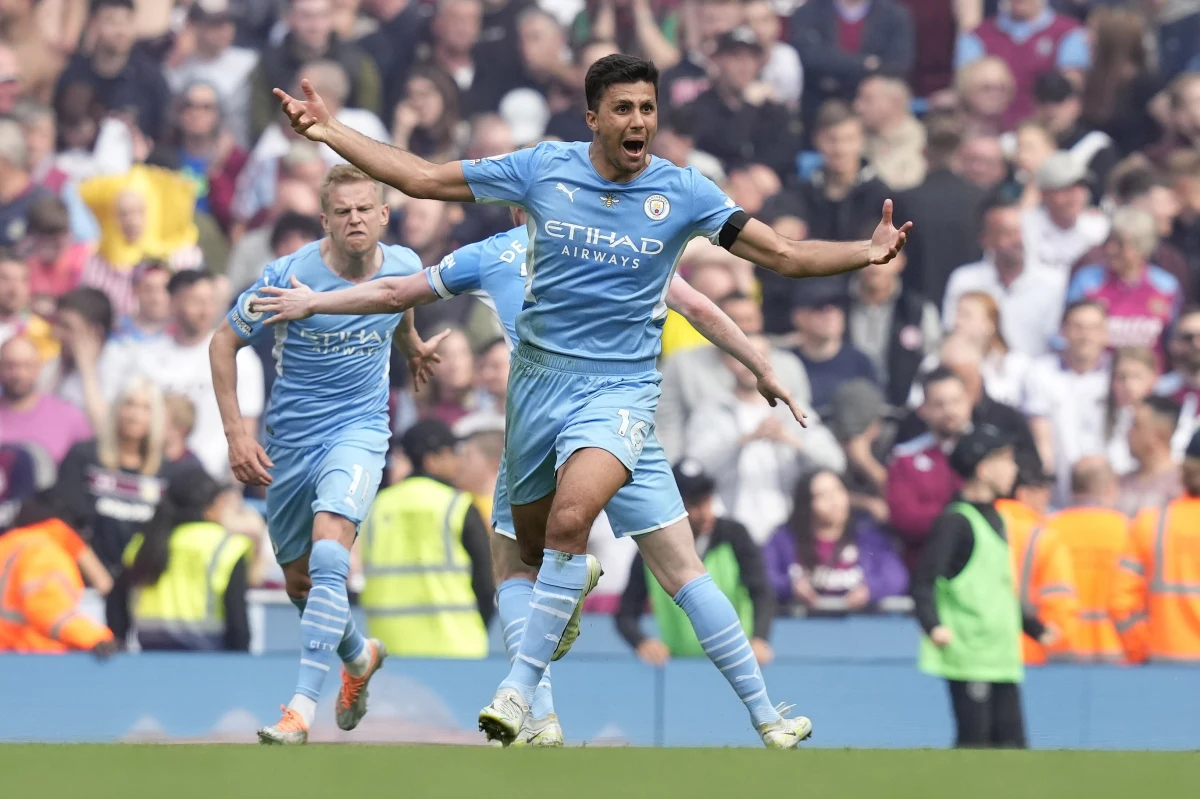 Manchester City został piłkarskim mistrzem Anglii po raz ósmy w historii i czwarty w ostatnich pięciu sezonach. W 38. kolejce ekstraklasy "The Citizens" pokonali Aston Villę 3:2 i utrzymali punkt przewagi nad Liverpoolem. Z ligi spadła jako trzecia ekipa Burnley.