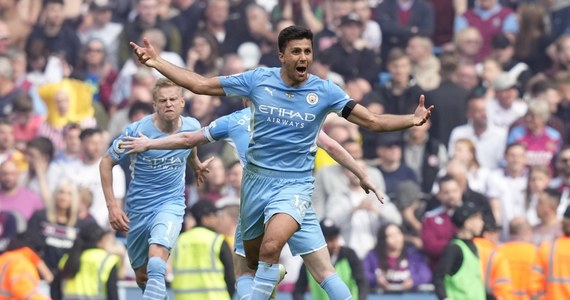 Manchester City został piłkarskim mistrzem Anglii po raz ósmy w historii i czwarty w ostatnich pięciu sezonach. W 38. kolejce ekstraklasy "The Citizens" pokonali Aston Villę 3:2 i utrzymali punkt przewagi nad Liverpoolem. Z ligi spadła jako trzecia ekipa Burnley.