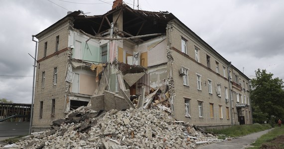 Historyczne przemówienie prezydenta Andrzeja Dudy w ukraińskim parlamencie, zapowiedź specjalnej ustawy dla Polaków, a także eksplozja w domu, w którym przebywał szef okupacyjnej administracji Enerhodaru oraz dramatyczne losy mieszkańców Mariupola. W naszym podsumowaniu przedstawiamy najważniejsze informacje z 88. dnia rosyjskiej inwazji na Ukrainę. 