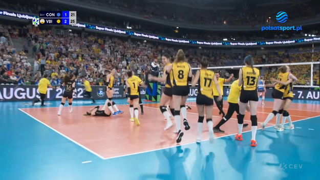 VakifBank Stambuł obejmuje panowanie w Europie. W finale Ligi Mistrzyń siatkarki z Turcji zrewanżowały się A. Carraro Imoco Conegliano za porażkę sprzed roku i pokonały rywalki 3:1. W barwach włoskiej drużyny wystąpiła Joanna Wołosz, która jest kapitanem i rozgrywającą Imoco.

Imoco Volley: Paola Egonu, Miriam Sylla, Robin de Kruijf, Joanna Wołosz, Kathryn Plummer, Raphaela Folie – Monica De Gennaro (libero) oraz Giulia Gennari, Lara Caravello, Megan Courtney, Christina Wuczkowa. Trener: Daniele Santarelli.

VakifBank: Cansu Özbay, Michelle Bartsch-Hackley, Zehra Güneş, Isabelle Haak, Gabi, Chiaka Ogbogu – Ayça Aykaç (libero) oraz Meryem Boz, Tuğba Şenoğlu, Buket Gülübay. Trener: Giovanni Guidetti.
