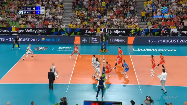 Grupa Azoty ZAKSA Kędzierzyn-Koźle obroniła tytuł w siatkarskiej Lidze Mistrzów. Kędzierzynianie po kapitalnej grze w finale w Lublanie pokonali 3:0 Itas Trentino. Kapitalne spotkanie rozegrał zwłaszcza przyjmujący Kamil Semeniuk. ZAKSA to pierwszy polski zespół, który skompletował tzw. potrójną koronę - wcześniej zdobył mistrzostwo i Puchar Polski.

Azoty ZAKSA Kędzierzyn-Koźle – Trentino Itas 3:0 (25:22, 25:20, 32:30) 

 

ZAKSA: David Smith, Łukasz Kaczmarek, Kamil Semeniuk, Krzysztof Rejno, Marcin Janusz, Aleksander Śliwka – Erik Shoji (libero) oraz Bartłomiej Kluth. Trener: Gheorghe Cretu.

Trentino: Riccardo Sbertoli, Matej Kazijski, Srećko Lisinac, Daniele Lavia, Marko Podrascanin, Alessandro Michieletto – Julian Zenger (libero) oraz Wout D’Heer, Giulio Pinali. Trener: Angelo Lorenzetti.

 

Sędziowie: Fabrice Collados (Francja) – Nurper Ozbar (Turcja).