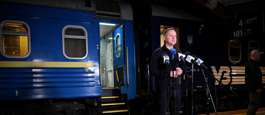 "Jest wrażenie, że Rosjanie teraz stosują taktykę na zmęczenie. Zmęczenie nie tylko Ukraińców długo trwającym konfliktem, codziennymi krwawymi walkami, ale także zmęczenie społeczności międzynarodowej sankcjami, które są bardzo kosztowne dla Rosjan, ale także są kosztowne dla krajów, które te sankcje nałożyły, aby zatrzymać Rosję, są kosztowne dla europejskich społeczeństw" – powiedział prezydent Andrzej Duda w Przemyślu, po powrocie z wizyty na Ukrainie. "To była bardzo ważna wyprawa, to było bardzo ważne spotkanie, dla mnie osobiście, spotkanie z prezydentem Wołodymyrem Zełenskim, z władzami Ukrainy, z Radą Najwyższą Ukrainy. Wystąpienie, w którym przedstawiłem polski punkt widzenia w sprawie Ukrainy, bardzo ważny” - relacjonował. 