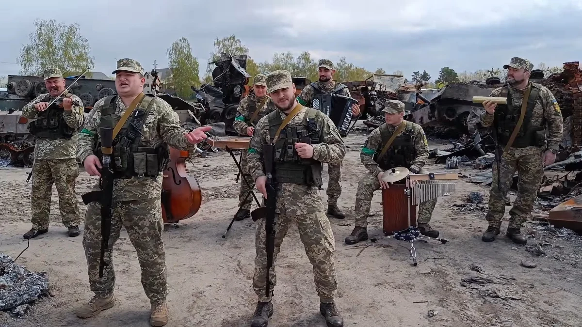 Ukraiński zespół folklorystyczny „Światowid" nagrał nowy teledysk do piosenki Tarasa Borowki „Bayraktar”. W krótkim klipie żołnierze tańczą na tle wraków rosyjskich czołgów.