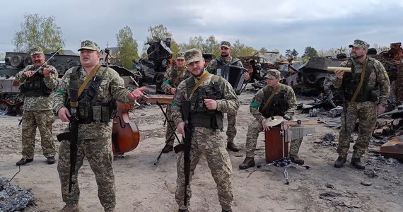 Ukraiński zespół folklorystyczny „Światowid" nagrał nowy teledysk do piosenki Tarasa Borowki „Bayraktar”. W krótkim klipie żołnierze tańczą na tle wraków rosyjskich czołgów.