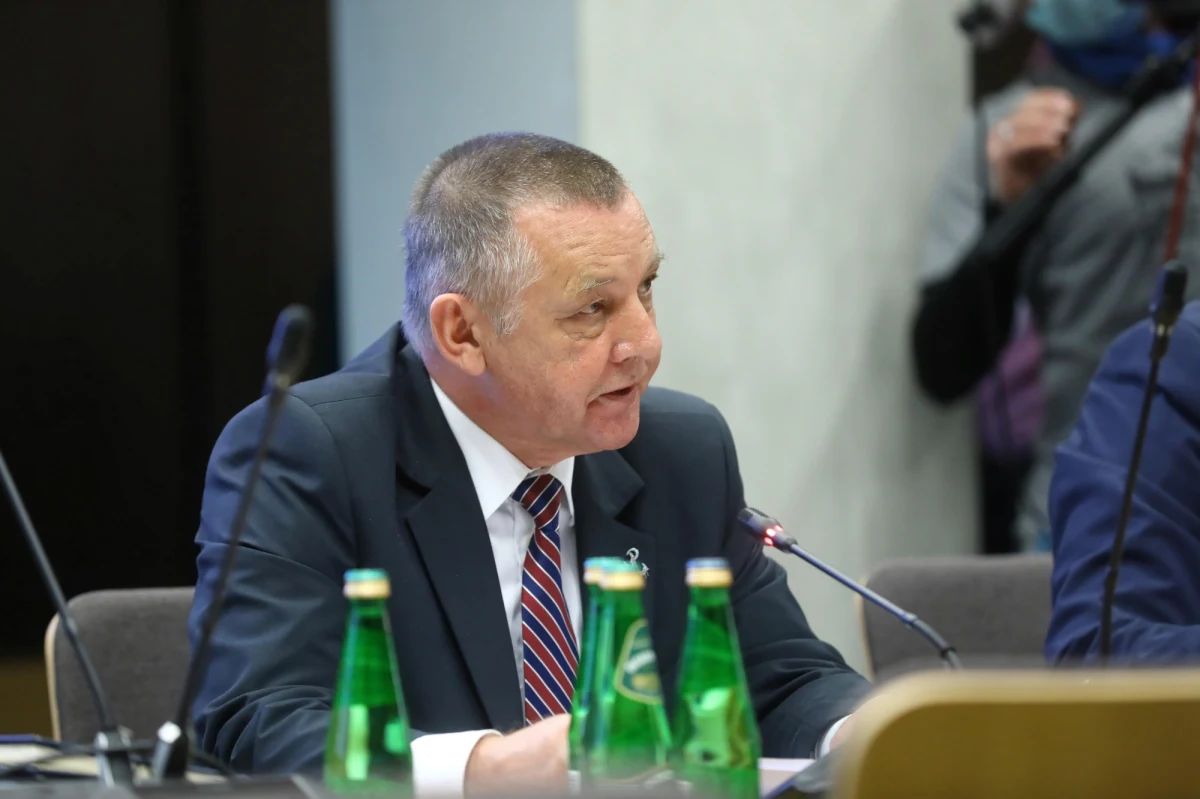 Wiceprezesi Najwyższej Izby Kontroli Małgorzata Motylow i Tadeusz Dziuba zlecili Agencji Bezpieczeństwa Wewnętrznego szczegółowe sprawdzenie gabinetów, które zajmują w siedzibie NIK. Jak dowiedział się reporter RMF FM, agenci pojawili się na miejscu w zeszłym miesiącu. 