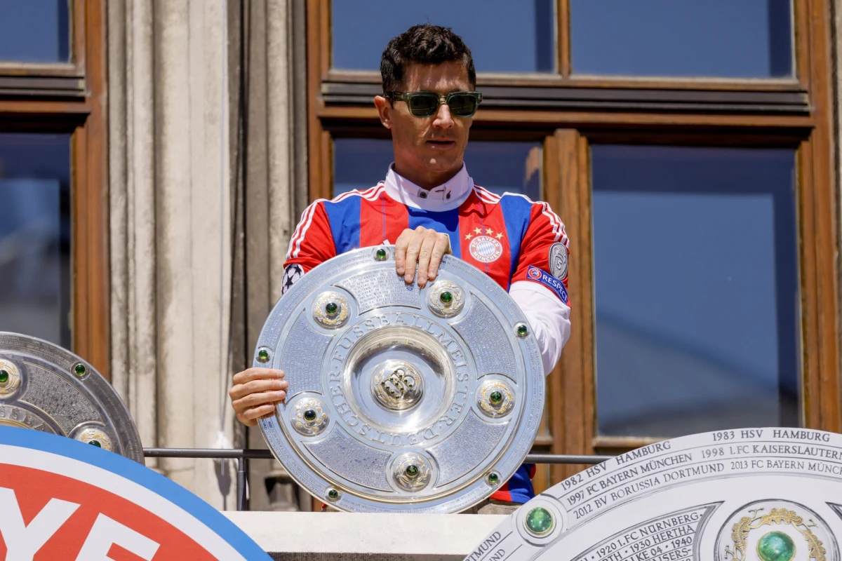 Robert Lewandowski zwyciężył w klasyfikacji "Złotego Buta" i po raz drugi sięgnął po nagrodę dla najlepszego strzelca lig europejskich. Polski piłkarz w zakończonym już sezonie Bundesligi zdobył 35 goli i z 70 punktami w rankingu wyprzedził Francuza Kyliana Mbappe z PSG - 56.