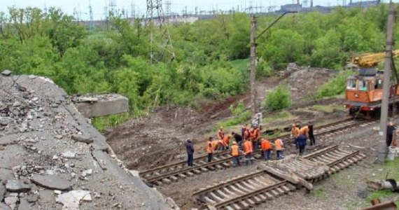 Ze względu na trudności z przywróceniem pracy portu morskiego, rosyjscy okupanci w Mariupolu remontują linie kolejowe, żeby wywozić z miasta pozostałości zboża i walcowane wyroby metalowe - poinformował na Telegramie doradca mera Mariupola Petro Andriuszczenko.