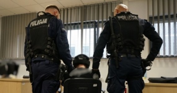 Taksówkarz, który na początku maja w Bielsku-Białej stanął w obronie ugodzonej nożem 12-latki dostał podziękowania od policji. Pan Andrzej odepchnął napastnika i własnym ciałem zasłonił dziecko. Lekarze wygrali walkę o życie dziewczynki, a napastnik został zatrzymany i tymczasowo aresztowany.

