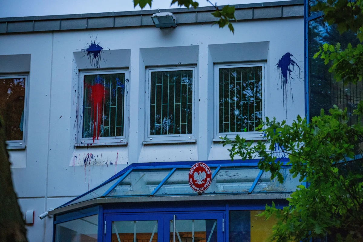 Niemiecka policja ma już nagranie z monitoringu, na którym zarejestrowano atak na polski konsulat generalny w Hamburgu. Do zdarzenia doszło w nocy z piątku na sobotę. Nieznani sprawcy oblali ściany polskiej placówki dyplomatycznej farbą, a kamieniami powybijali szyby w oknach. Policja szuka sprawców i świadków. 