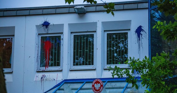 Niemiecka policja ma już nagranie z monitoringu, na którym zarejestrowano atak na polski konsulat generalny w Hamburgu. Do zdarzenia doszło w nocy z piątku na sobotę. Nieznani sprawcy oblali ściany polskiej placówki dyplomatycznej farbą, a kamieniami powybijali szyby w oknach. Policja szuka sprawców i świadków. 