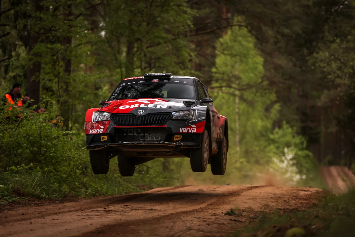 Kacper Wróblewski i Jakub Wróbel zdobywają 2. miejsce w klasyfikacji generalnej 41. Rajdu Podlaskiego – drugiej rundy Rajdowych Samochodowych Mistrzostw Polski. Załoga ORLEN Team w swojej Skodzie Fabii Rally2 evo na siedmiu z dziewięciu odcinków specjalnych stawała na oesowym podium, w tym wygrała pierwszą próbę otwierającą rajd. Dzięki uzyskanym punktom Kacper i Kuba nadal pozostają na fotelu lidera mistrzostw Polski.