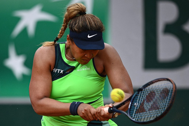 Amanda Anisimova (27 – USA) pokonała Naomi Osakę (Japonia) 7-5 6-4 w pierwszej rundzie turnieju tenisowego French Open.