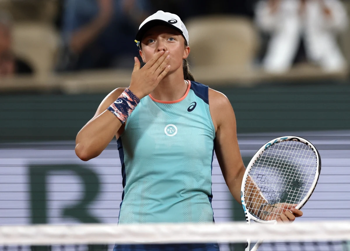 Iga Świątek bez większych problemów awansowała do drugiej rundy wielkoszlemowego French Open. Polka wygrała z Ukrainką Łesią Curenko 6:2, 6:0. 