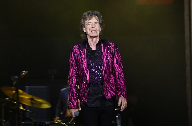 Harry Styles wygląda jak nowe wcielenie Micka Jaggera - tak od lat twierdzi wielu fanów byłego członka grupy One Direction. Przekonania o łudzącym podobieństwie obu wokalistów nie podziela jednak starszy z nich. "Umówmy się, on ma zupełnie inny głos, inaczej się rusza na scenie" - stwierdził w najnowszym wywiadzie frontman The Rolling Stones. I dodał, że ich podobieństwo jest co najwyżej "powierzchowne".