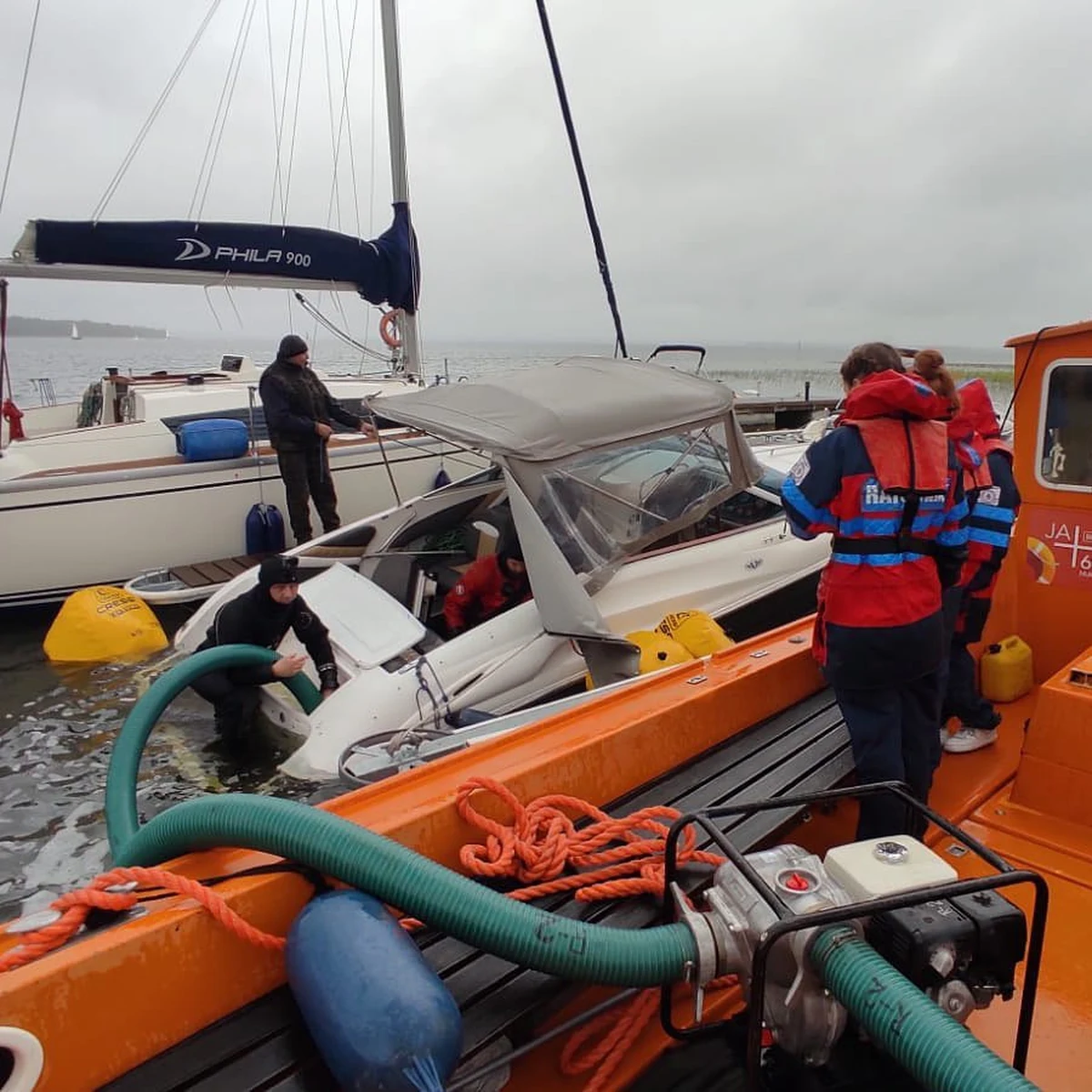 To nie był spokojny weekend dla ratowników Mazurskiego Ochotniczego Pogotowia Ratunkowego. W sobotę i niedzielę odnotowano dziesięć wypłynięć, łącznie pomocy udzielono ponad 30 osobom. Na szczęście były to głównie interwencje techniczne. Ratownicy podkreślają, że sternicy nie przygotowali się do zmiany pogody.