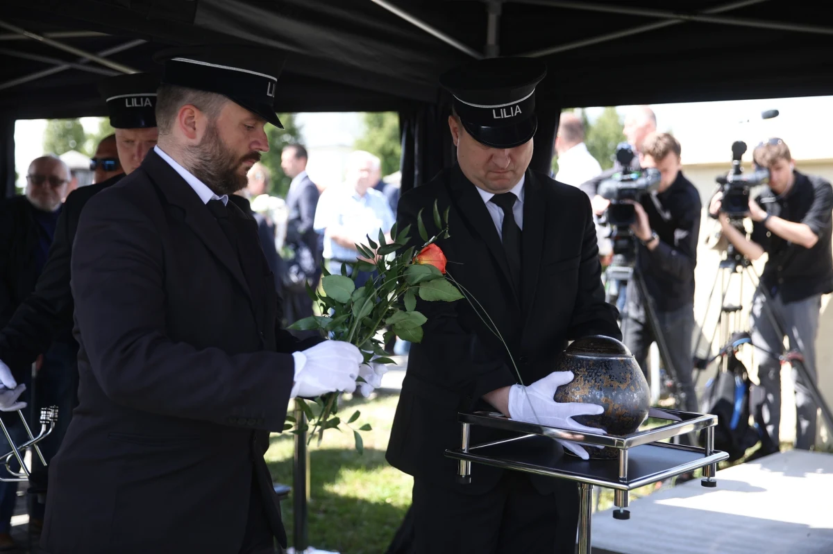 Kraków pożegnał Jerzego Trelę - wybitnego aktora, wykładowcę i profesora Państwowej Wyższej Szkoły Teatralnej. "To on sprawił, że całe pokolenie otworzyło się na poezję, teatr, metafizykę" - mówiła Dorota Segda, rektor Akademii Sztuk Teatralnych w Krakowie. "Kiedy mówił dotykał naszych serc" - dodała.

