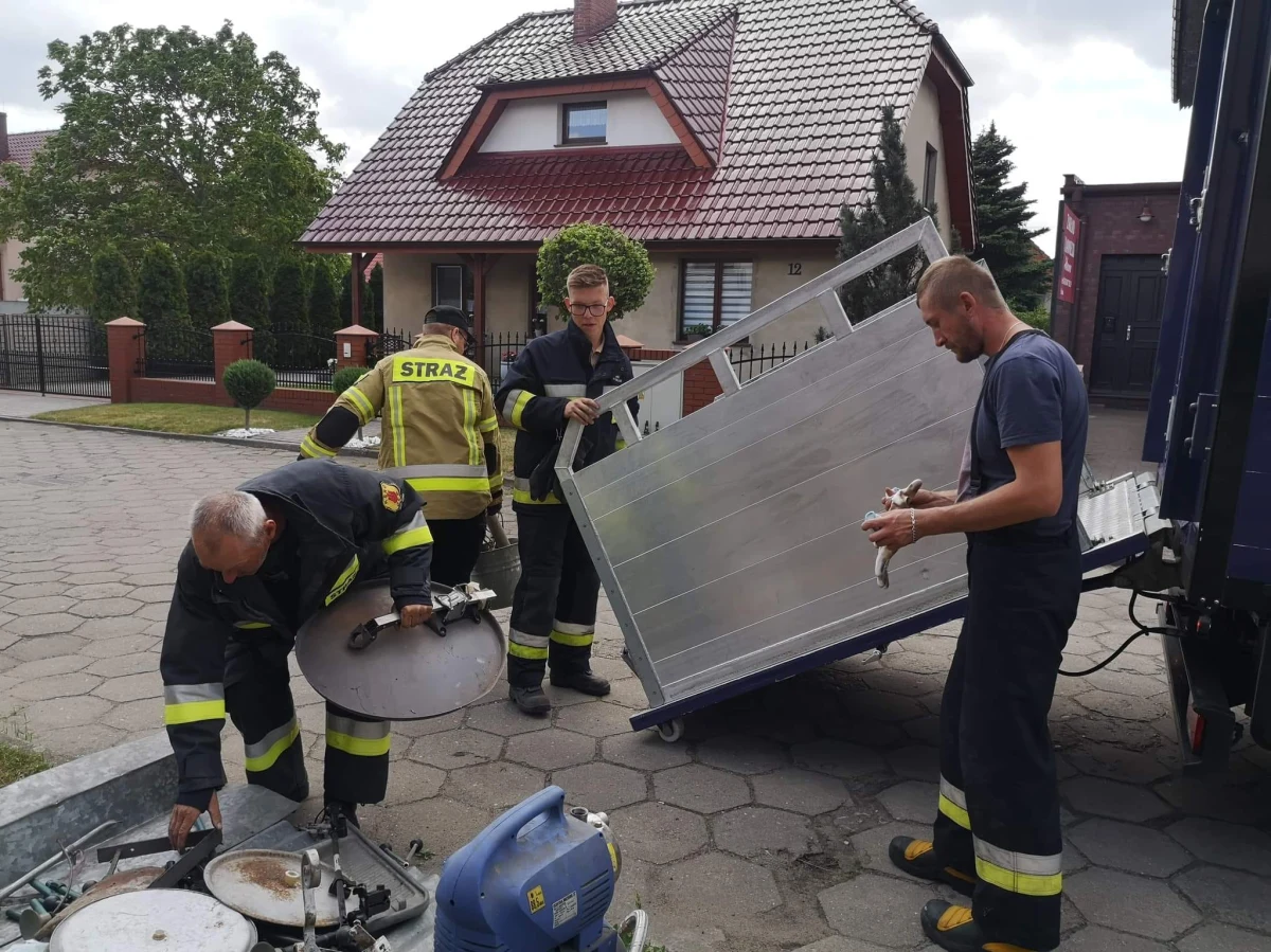 830 kg złomu zebrali w weekend strażacy z OSP Jutosin w powiecie rawickim. Kwota, którą zamian za to otrzymali wpłacona zostanie na konto fundacji wspierającej chorego chłopca.