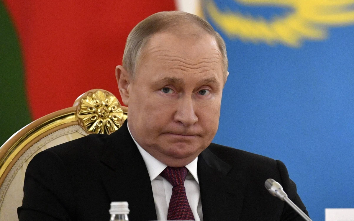 ​Prezydent Rosji Władimir Putin radośnie oznajmił, że gospodarka kraju "wytrzymała cios sankcji" i świetnie sobie radzi. Inny obraz widać jednak w kwietniowych danych rosyjskiego ministerstwa finansów. Spadają wpływy z podatków oraz rosną wydatki obronne, w związku z czym Rosja po raz pierwszy w tym roku zanotowała deficyt budżetowy. A to dopiero początek problemów gospodarczych tego kraju.