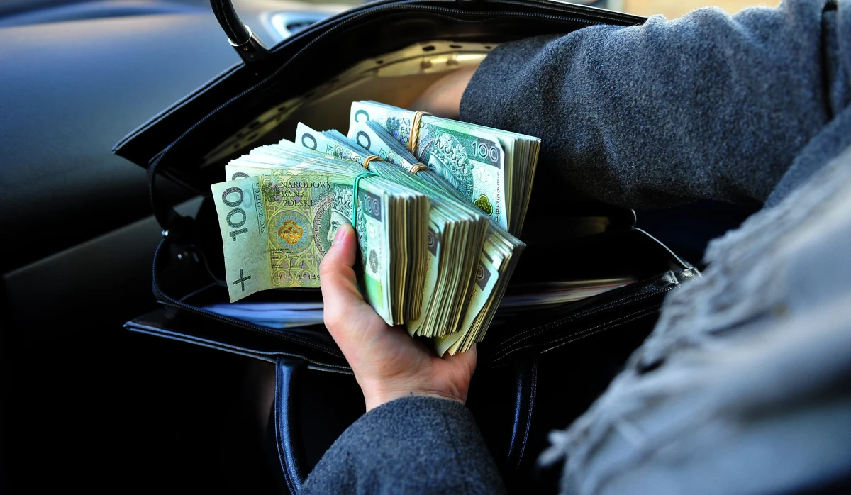 ​Trwa obława na złodziei, którzy w warszawskich Włochach skradli torbę z ponad 300 tys. zł. Napastnicy uciekli samochodem BMW.