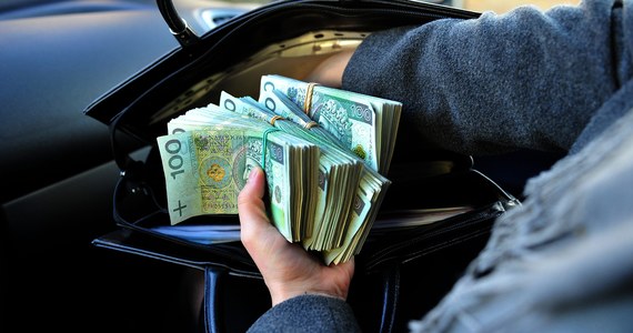 ​Trwa obława na złodziei, którzy w warszawskich Włochach skradli torbę z ponad 300 tys. zł. Napastnicy uciekli samochodem BMW.