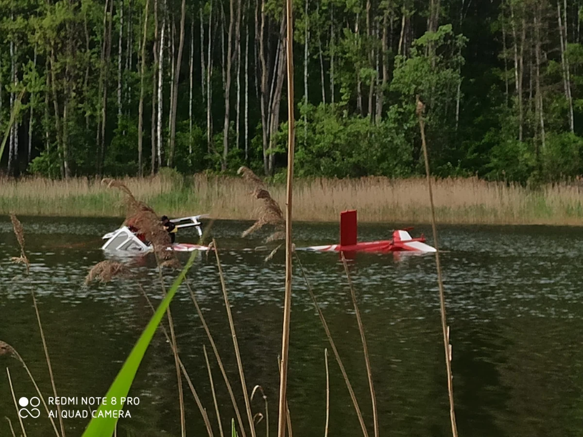 Śmigłowiec, który brał udział w akcji gaszenia pożaru lasu w okolicach wsi Wymysłów (woj. śląskie) wpadł do zalewu w Rogoźniku. Pilot nie odniósł obrażeń - wynika ze wstępnych informacji straży pożarnej i Lasów Państwowych.