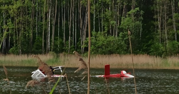 Śmigłowiec, który brał udział w akcji gaszenia pożaru lasu w okolicach wsi Wymysłów (woj. śląskie) wpadł do zalewu w Rogoźniku. Pilot nie odniósł obrażeń - wynika ze wstępnych informacji straży pożarnej i Lasów Państwowych.