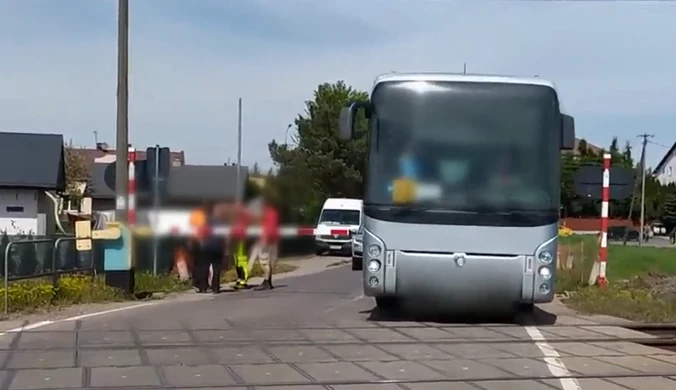 Śledztwo ws. kierowcy autobusu z dziećmi. Przejechał przez tory, mimo opuszczonych rogatek