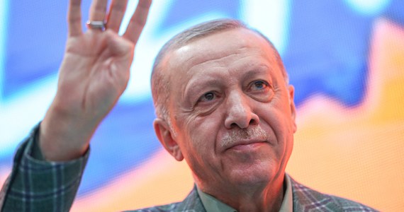 Turecki prezydent Recep Tayyip Erdogan wezwał Szwecję, by podjęła kroki, które poprawią bezpieczeństwo Turcji. Ankara, która blokuje wejście Szwecji i Finlandii do NATO, domaga się spełnienia jej warunków, w tym zerwania przez Sztokholm stosunków z Kurdami.