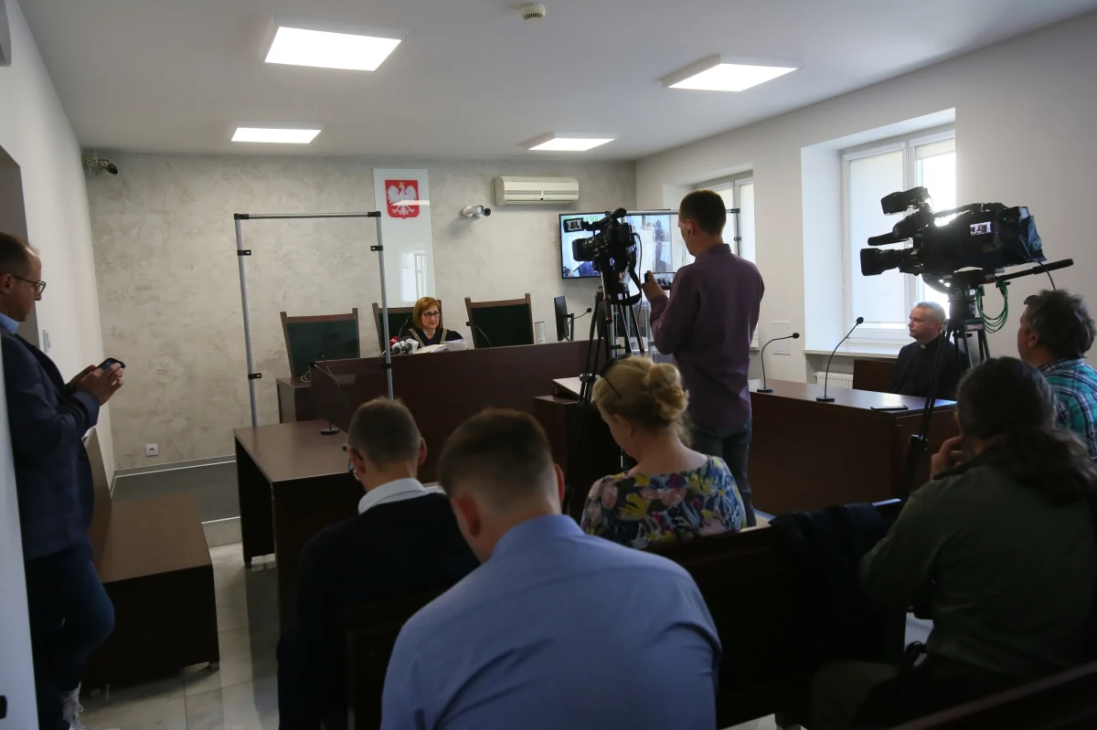 300 tys. zł ma wypłacić diecezja kaliska Bartłomiejowi Pankowiakowi za molestowanie w dzieciństwie przez ks. Arkadiusza H. z Pleszewa – wyrok ws. zadośćuczynienia wydał w poniedziałek Sąd Okręgowy w Kaliszu.