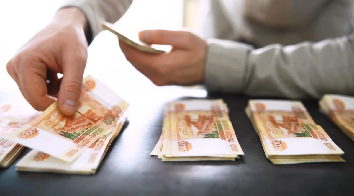 ​Rosyjskie ministerstwo finansów zmniejsza wymóg odsprzedawania zagranicznych walut uzyskiwanych przez eksporterów. Według władz rubel, który jest obecnie najsilniejszy od 2017 roku, nie potrzebuje już tak radykalnego wsparcia.