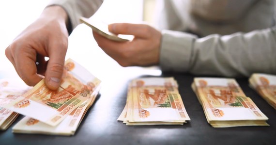 ​Rosyjskie ministerstwo finansów zmniejsza wymóg odsprzedawania zagranicznych walut uzyskiwanych przez eksporterów. Według władz rubel, który jest obecnie najsilniejszy od 2017 roku, nie potrzebuje już tak radykalnego wsparcia.