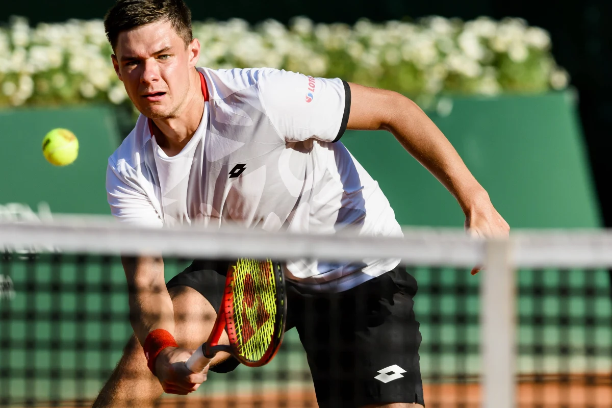 Kamil Majchrzak przegrał z Amerykaninem Brandonem Nakashimą 4:6, 6:2, 6:4, 6:7 (3-7), 2:6 w pierwszej rundzie wielkoszlemowego turnieju French Open. Polskiemu tenisiście w Paryżu pozostała jeszcze gra w deblu, w którym jego partnerem będzie Amerykanin Nathaniel Lammons.