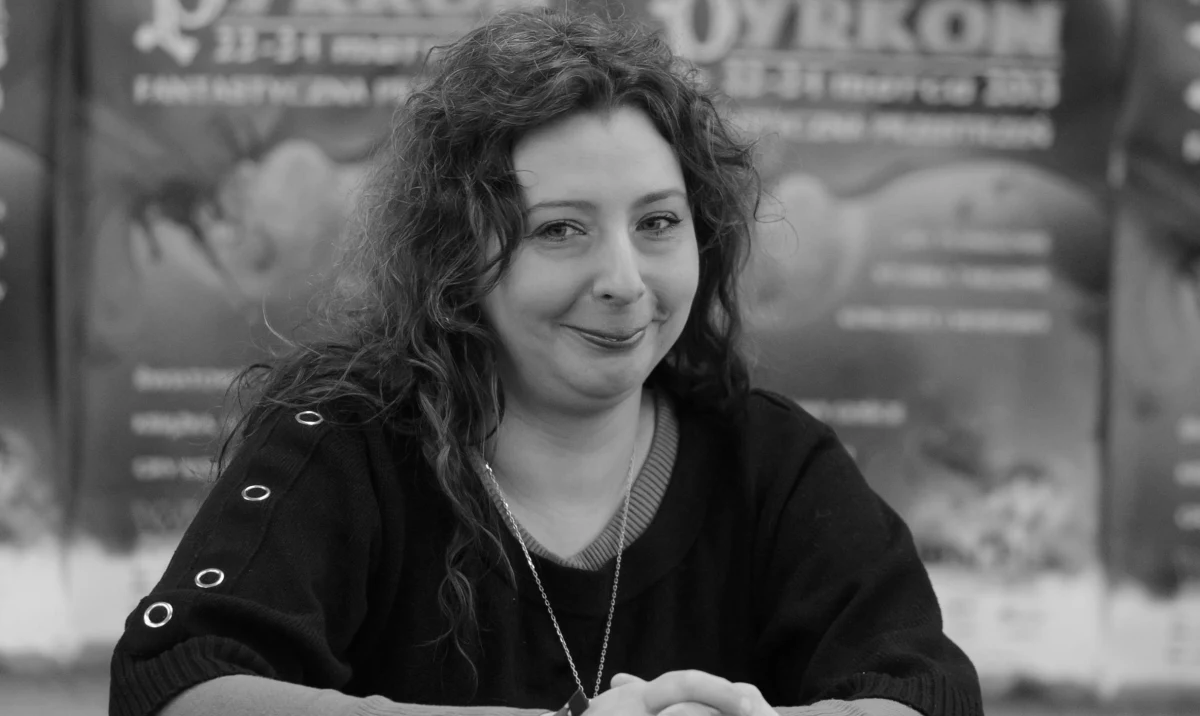 ​Nie żyje Maja Lidia Kossakowska, popularna pisarka powieści fantastycznych. Autorka tragicznie zginęła w pożarze w Starych Załubicach. Miała 50 lat.