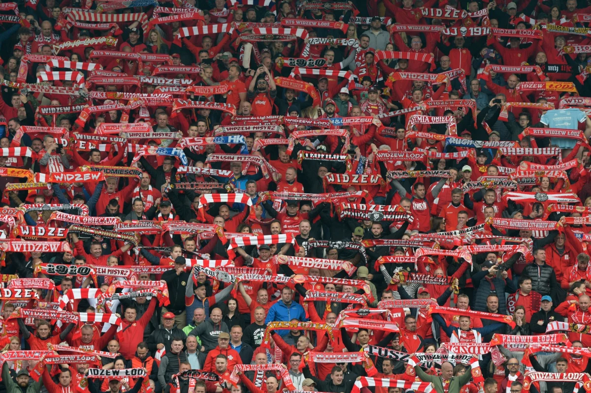 Drużyna piłkarska Widzewa Łódź po 8 latach wróciła do ekstraklasy. Zawodnicy awans wywalczyli w ostatniej kolejce 1. ligi. W ten sposób fenomen – zawsze wypełnionego stadionu Widzewa – przenosi się do najwyższej klasy rozgrywkowej.