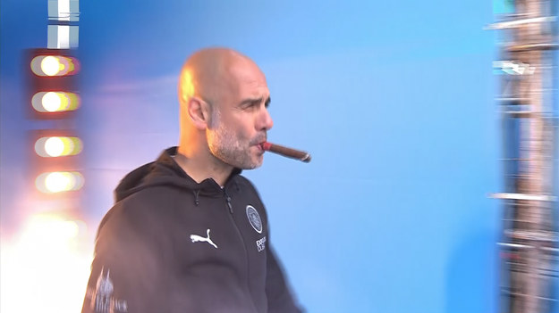 Manchester City został mistrzem Anglii w sezonie 2021/2022. Drużyna świętowała wraz z mieszkańcami bardzo hucznie. Zobacz przejazd zawodników po Manchesterze.