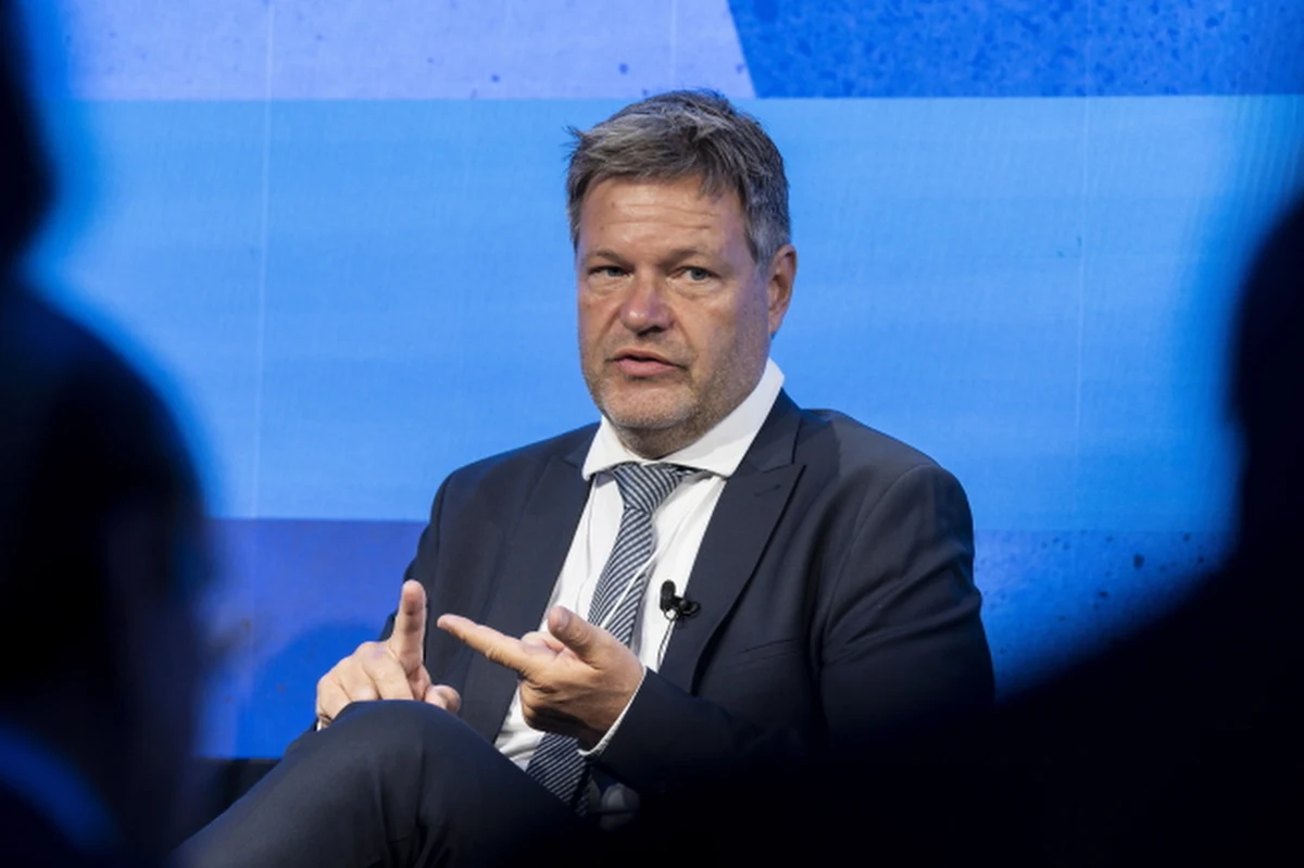 ​Niemiecki minister gospodarki Robert Habeck w wywiadzie udzielonym w poniedziałek wieczorem dla niemieckiej telewizji publicznej stwierdził, że embargo na rosyjską ropę naftową jest "w zasięgu ręki".