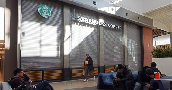 ​Sieć kawiarni Starbucks po 15 latach obecności w Rosji zapowiedziała wycofanie się z tego kraju. Ma tam 130 placówek przynoszących mniej niż 1 proc. rocznych przychodów.
