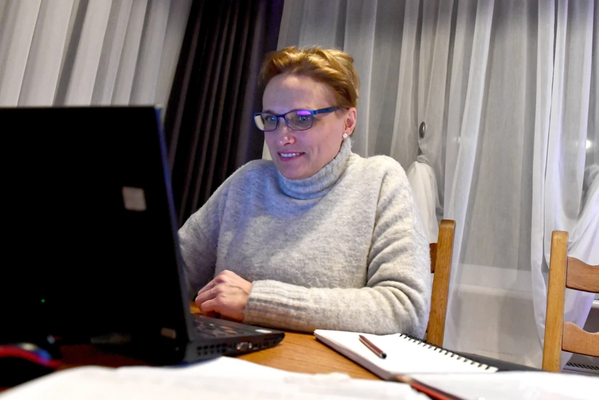 Dziś rząd zajmie się projektem nowelizacji kodeksu pracy. Zmiany mają na stałe wprowadzić pracę zdalną do "polskiego porządku prawnego". "Zgodnie z projektem zasady pracy zdalnej mają być określone w porozumieniu z przedstawicielami pracowników" - powiedział wiceminister rodziny Stanisław Szwed.