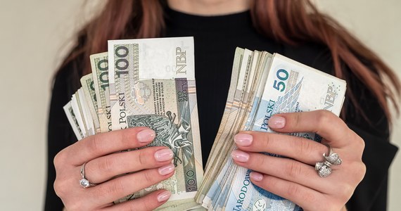 50 proc. Polaków twierdzi, że ich sytuacja finansowa pogorszyła się względem ubiegłego roku - wynika z najnowszego badania. Według 58 proc. badanych obecne okoliczności społeczno-ekonomiczne w Polsce oraz wojna w Ukrainie wpływają na to, że rezygnują oni z większych wydatków - dodano.